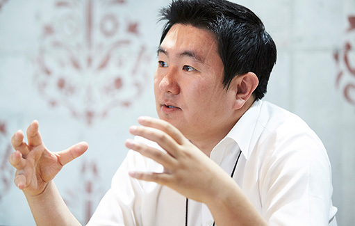 미래 앞에 선 청년들: 기술력과 M&A로 글로벌 시장 노려라