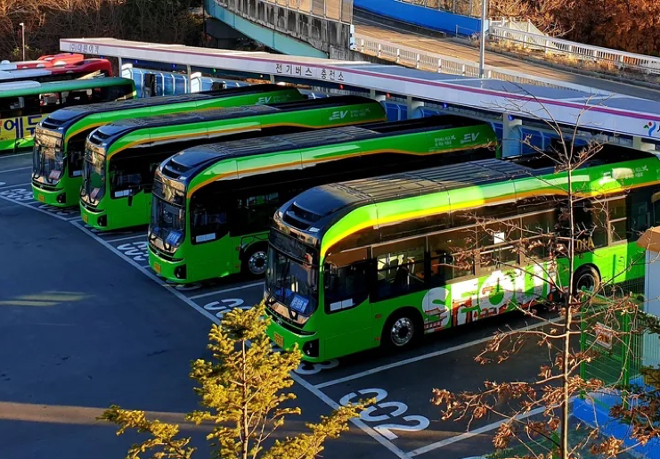 [커머셜 타임스] 버스와 트럭의 친환경 전환: 같은 길, 전혀 다른 속도
