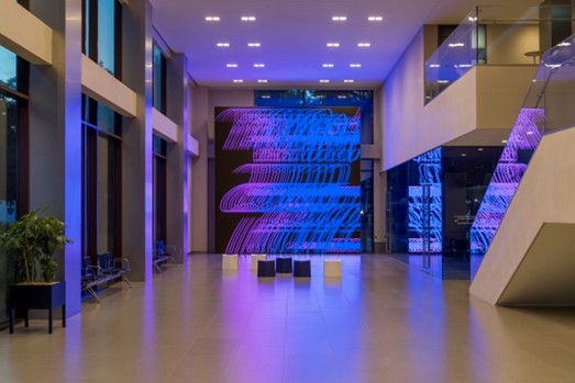 현대카드 본사, [전시전경], <샤샤 스타일스: 살아있는 시> 설치 전경, 현대카드 본사 2관 로비 1층, 2025. 사진: 전병철