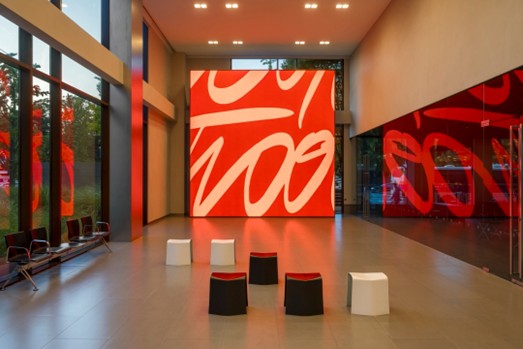 현대카드 본사, [전시전경], <샤샤 스타일스: 살아있는 시> 설치 전경, 현대카드 본사 2관 로비 1층, 2025. 사진: 전병철