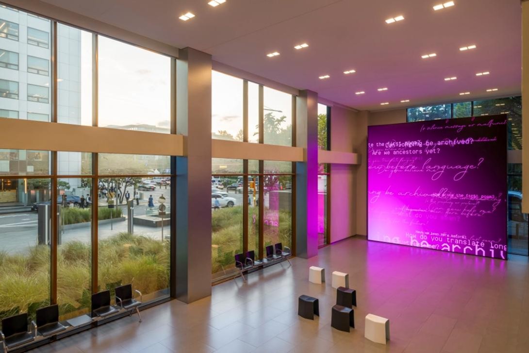 현대카드 본사, [전시전경], <샤샤 스타일스: 살아있는 시> 설치 전경, 현대카드 본사 2관 로비 1층, 2025. 사진: 전병철