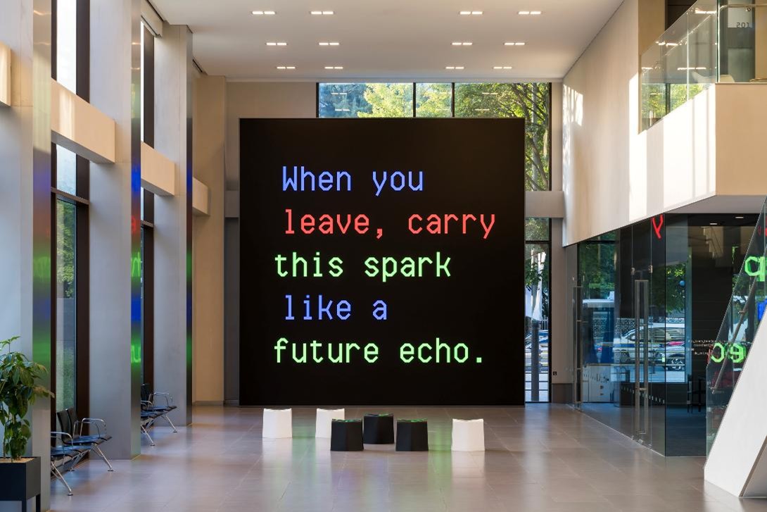 현대카드 본사, [전시전경], <샤샤 스타일스: 살아있는 시> 설치 전경, 현대카드 본사 2관 로비 1층, 2025. 사진: 전병철