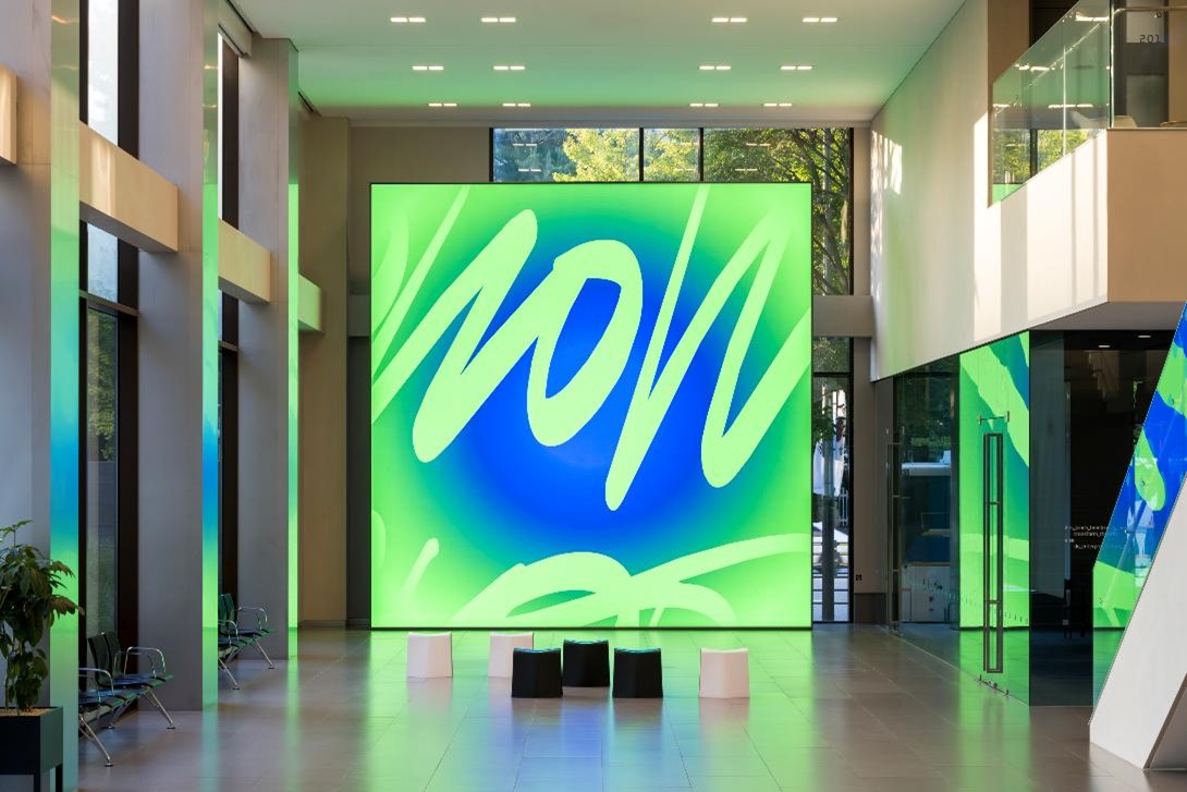 현대카드 본사, [전시전경], <샤샤 스타일스: 살아있는 시> 설치 전경, 현대카드 본사 2관 로비 1층, 2025. 사진: 전병철