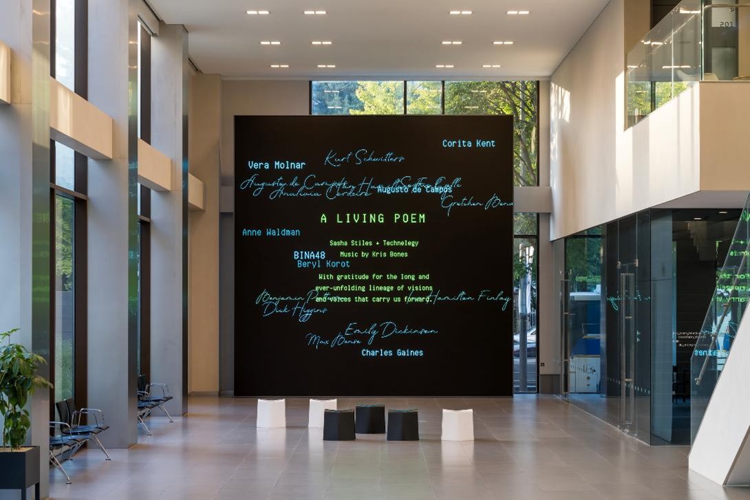 현대카드 본사, [전시전경], <샤샤 스타일스: 살아있는 시> 설치 전경, 현대카드 본사 2관 로비 1층, 2025. 사진: 전병철