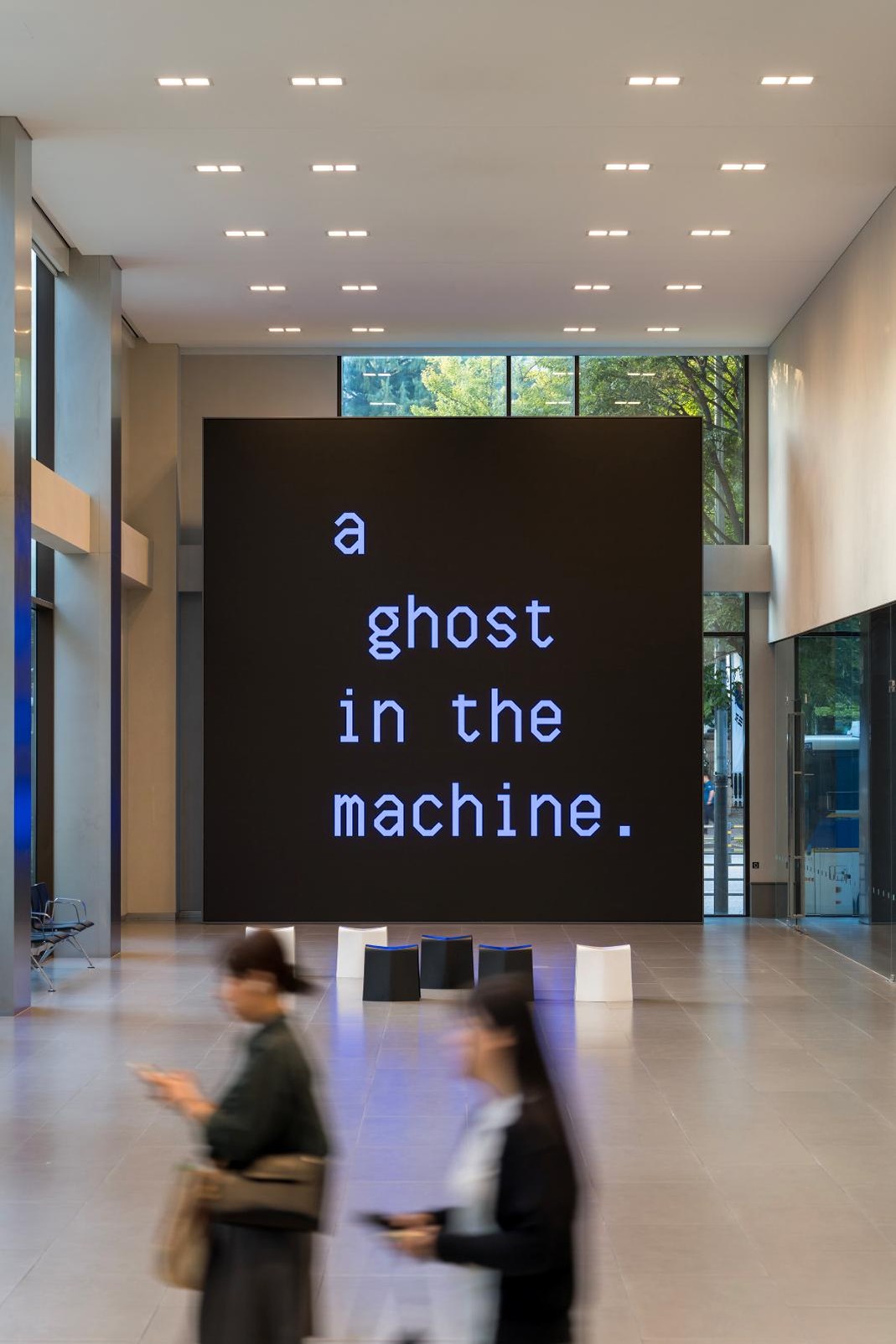 현대카드 본사, [전시전경], <샤샤 스타일스: 살아있는 시> 설치 전경, 현대카드 본사 2관 로비 1층, 2025. 사진: 전병철