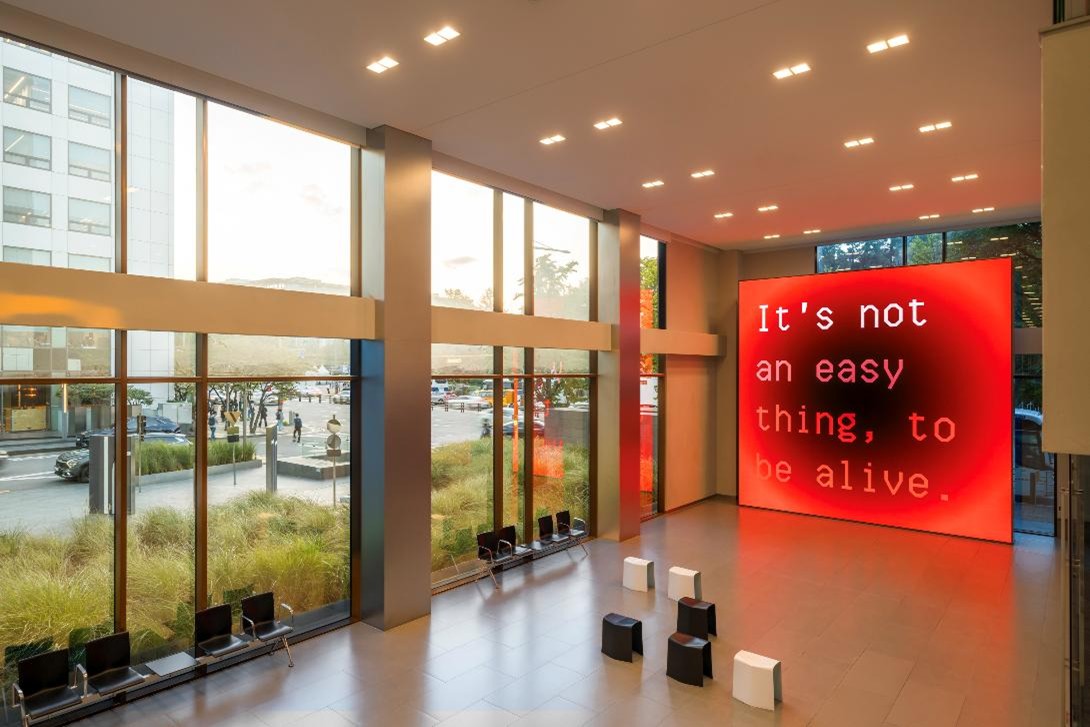 현대카드 본사, [전시전경], <샤샤 스타일스: 살아있는 시> 설치 전경, 현대카드 본사 2관 로비 1층, 2025. 사진: 전병철