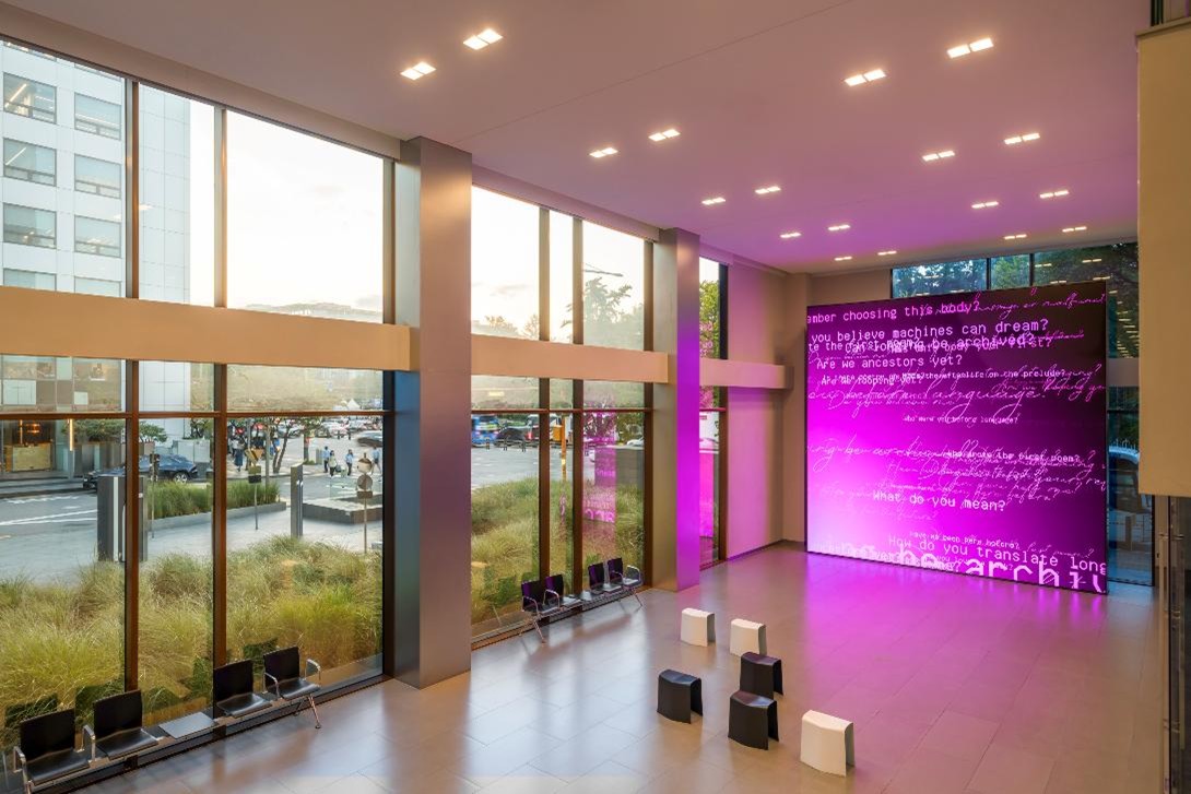 현대카드 본사, [전시전경], <샤샤 스타일스: 살아있는 시> 설치 전경, 현대카드 본사 2관 로비 1층, 2025. 사진: 전병철