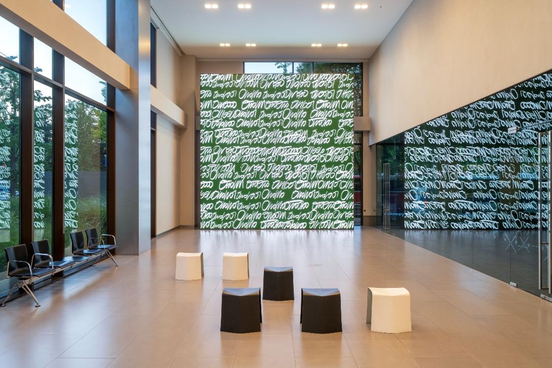 현대카드 본사, [전시전경], <샤샤 스타일스: 살아있는 시> 설치 전경, 현대카드 본사 2관 로비 1층, 2025. 사진: 전병철