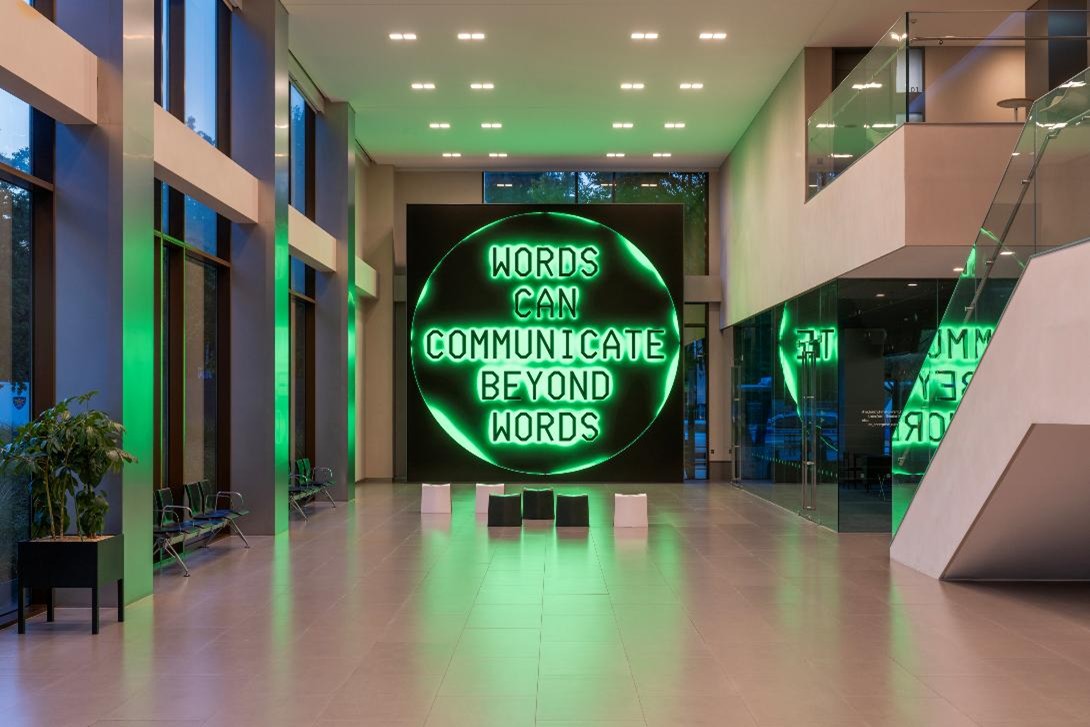 현대카드 본사, [전시전경], <샤샤 스타일스: 살아있는 시> 설치 전경, 현대카드 본사 2관 로비 1층, 2025. 사진: 전병철