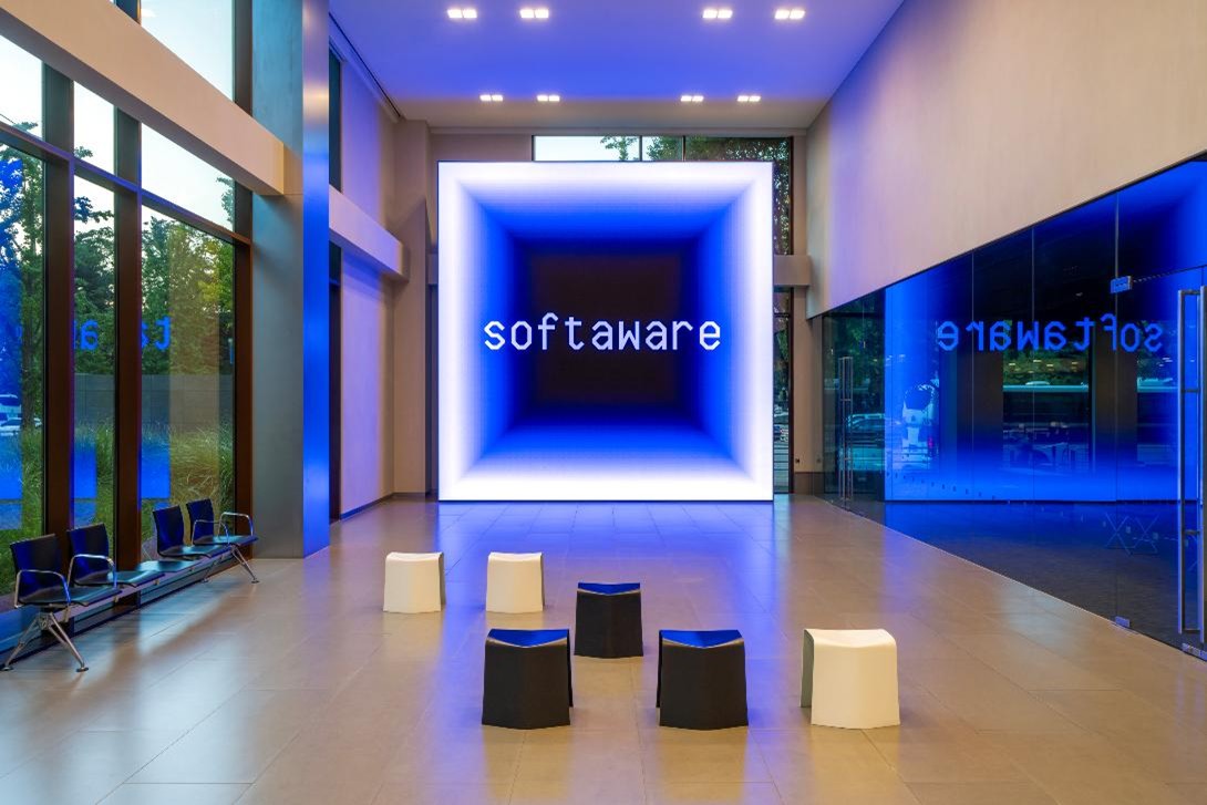 현대카드 본사, [전시전경], <샤샤 스타일스: 살아있는 시> 설치 전경, 현대카드 본사 2관 로비 1층, 2025. 사진: 전병철