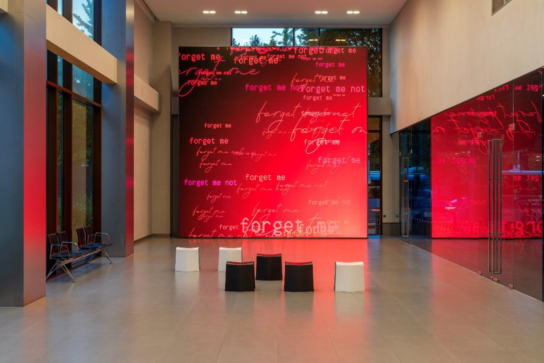 현대카드 본사, [전시전경], <샤샤 스타일스: 살아있는 시> 설치 전경, 현대카드 본사 2관 로비 1층, 2025. 사진: 전병철