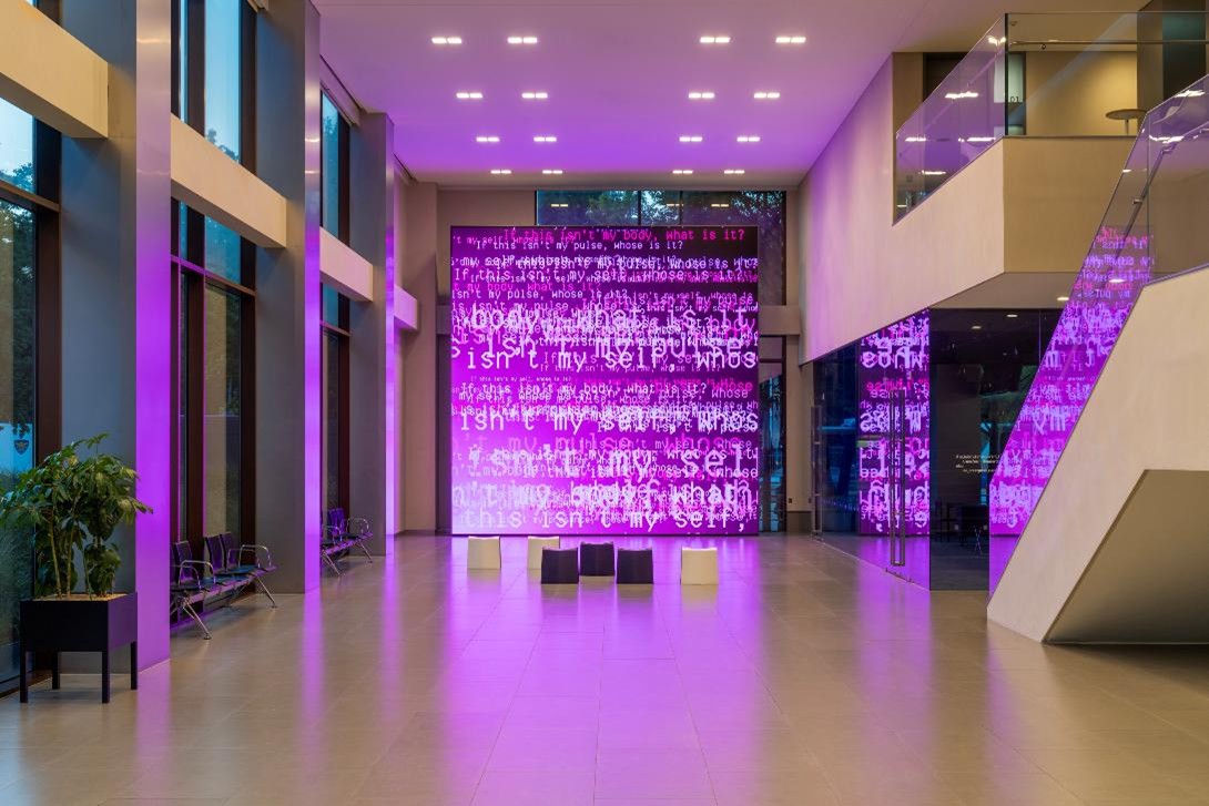 현대카드 본사, [전시전경], <샤샤 스타일스: 살아있는 시> 설치 전경, 현대카드 본사 2관 로비 1층, 2025. 사진: 전병철