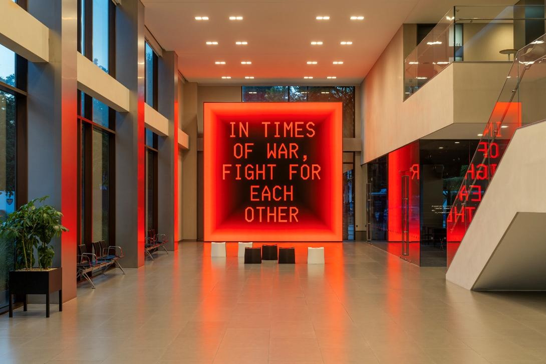 현대카드 본사, [전시전경], <샤샤 스타일스: 살아있는 시> 설치 전경, 현대카드 본사 2관 로비 1층, 2025. 사진: 전병철