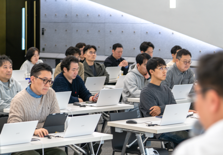 “리더부터 먼저, 이론이 아닌 실습으로 AI 역량을 내재화하다”